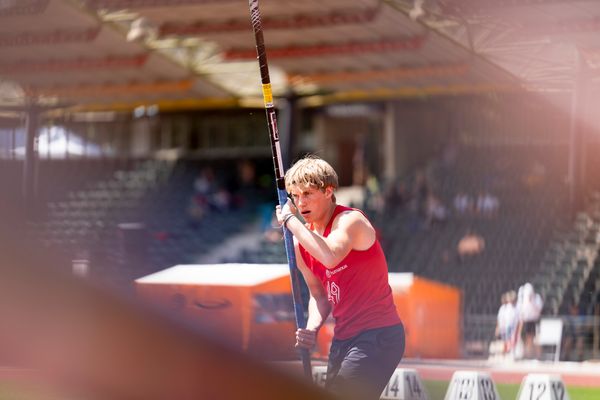 Janik Meyer (MTV 49 Holzminden) im Stabhochsprung am 02.07.2022 waehrend den NLV+BLV Leichtathletik-Landesmeisterschaften im Jahnstadion in Goettingen (Tag 1)